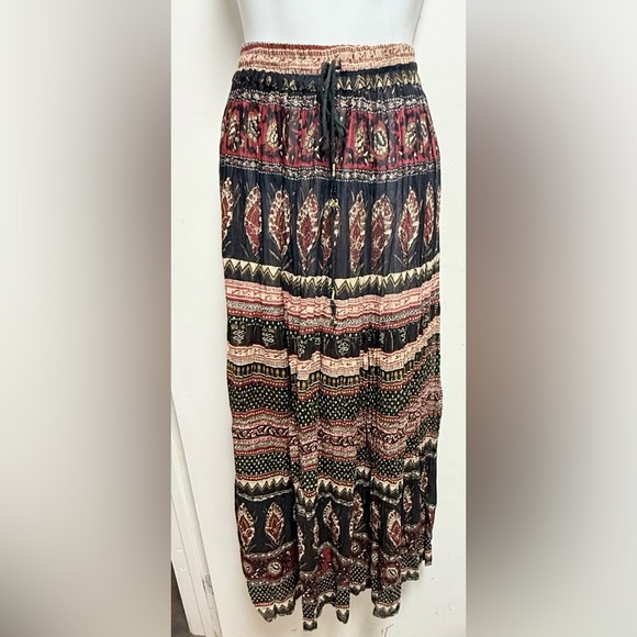 Elegant Black and Red Maxi Skirt - Picture 1 of 5